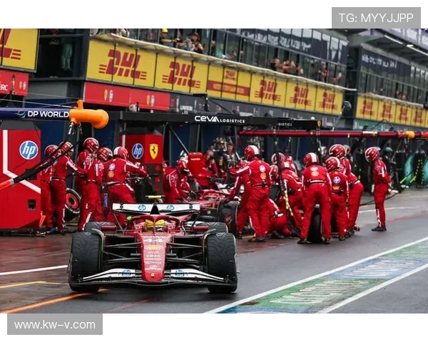 F1赛季精彩纷呈 法拉利与梅赛德斯上演激烈对决 新规则引发车迷热议